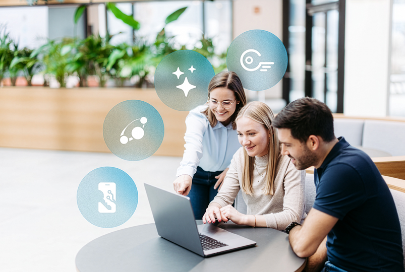 Drei Personen sitzen gemeinsam an einem Laptop in einem hellen, modernen Büro. Im Hintergrund sind Pflanzen zu sehen, darüber schweben mehrere abstrakte Symbole für digitale Produkte und Technologie.