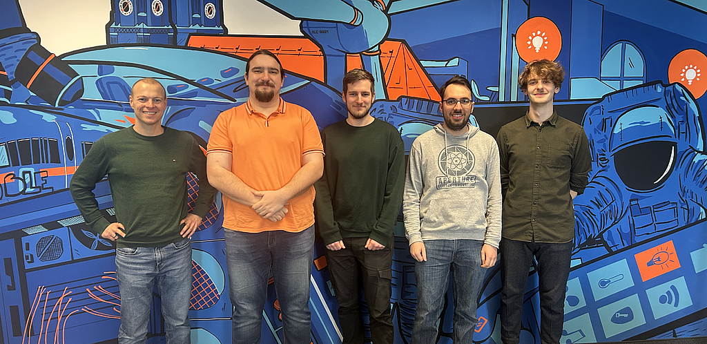 doubleSlash_Männer vor Graffiti Wand