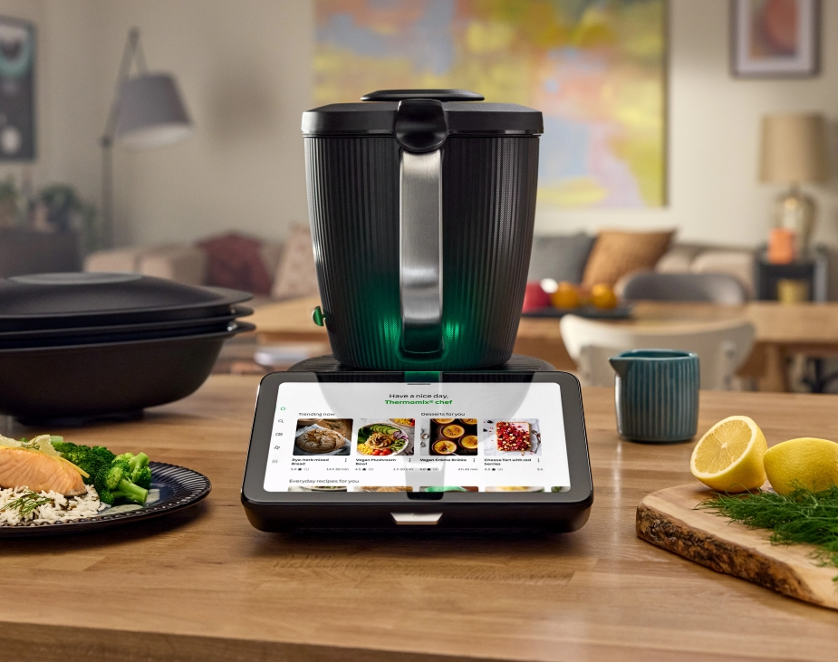 Thermomix TM7 von Vorwerk steht auf einem Tisch mit Essen