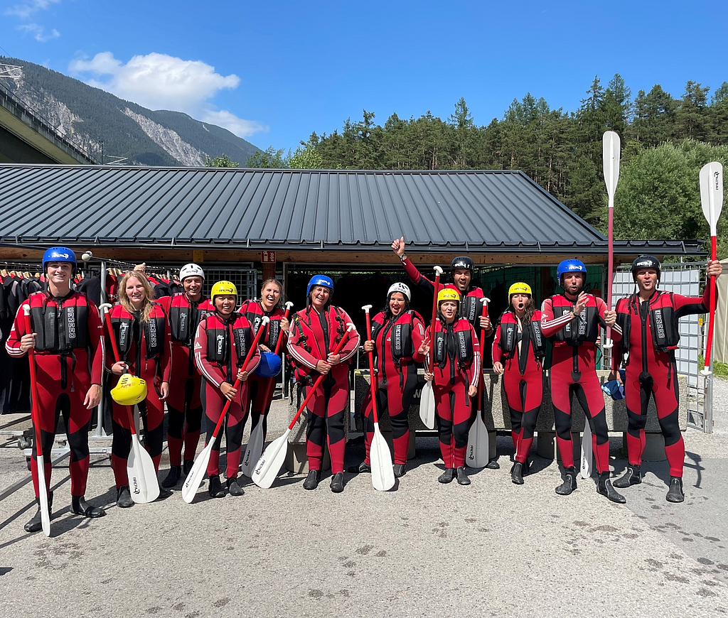 Bildaufnahme eines Teamevents beim Canyoning in der Natur