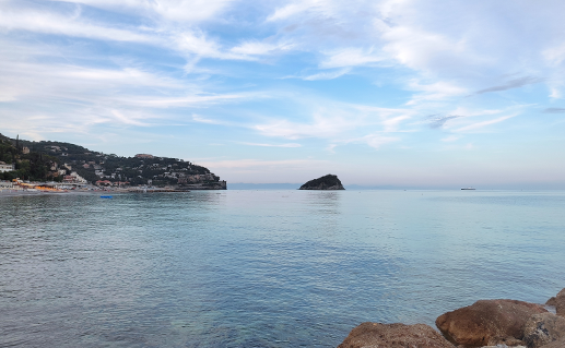 Meer mit Küste und Felsen