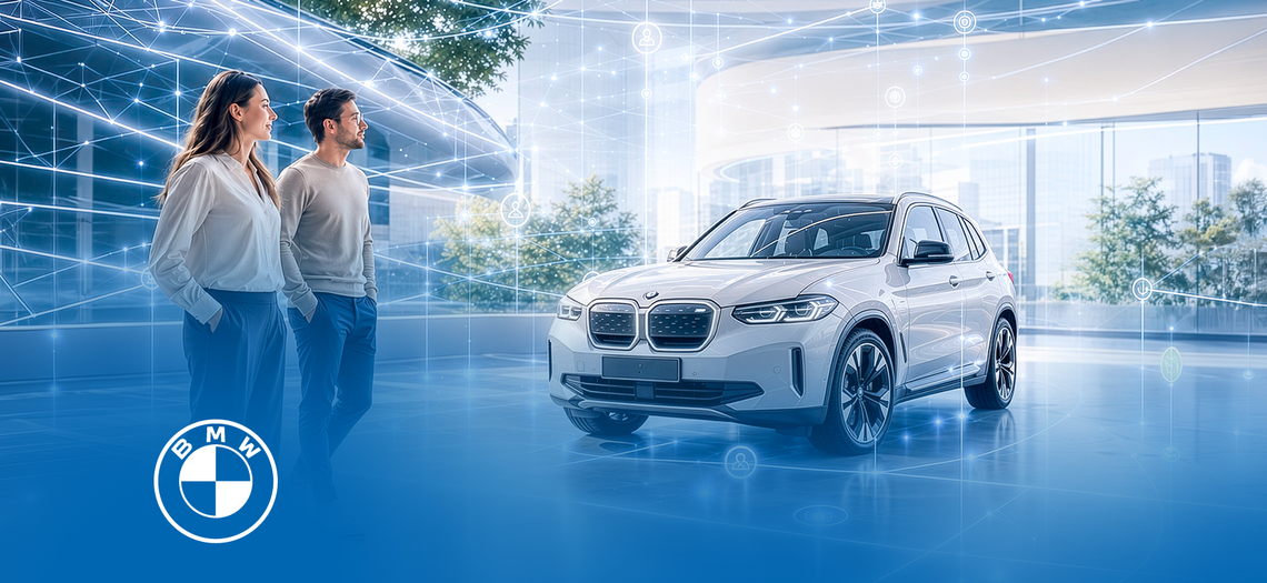 Kund:innen betrachten ein vernetztes BMW Fahrzeug im digitalen Showroom. – KI-generiertes Bild