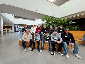 Gruppenbild Schüler:innen im Atrium
