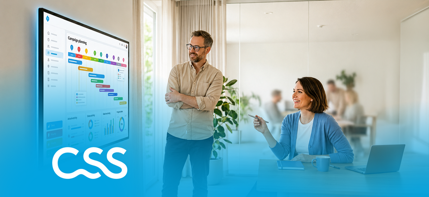 Zwei Personen mit Projekt-Dashboard auf großem Display in modernem Büro. "CSS"-Kundenlogo unten links. – KI-generiertes Bild