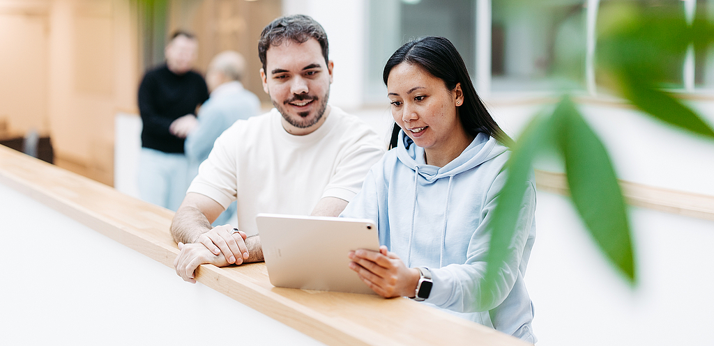 2 Personen mit Tablet