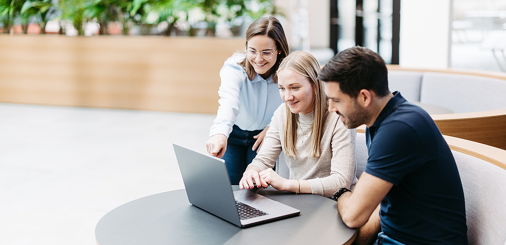 Menschen die auf einen Laptop schauen mit der Anwendung Business Filemanager