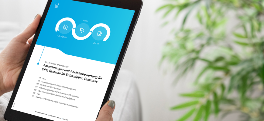 Person hält ein Tablet mit Inhalten zu CPQ-Systemen und Subscription Business.