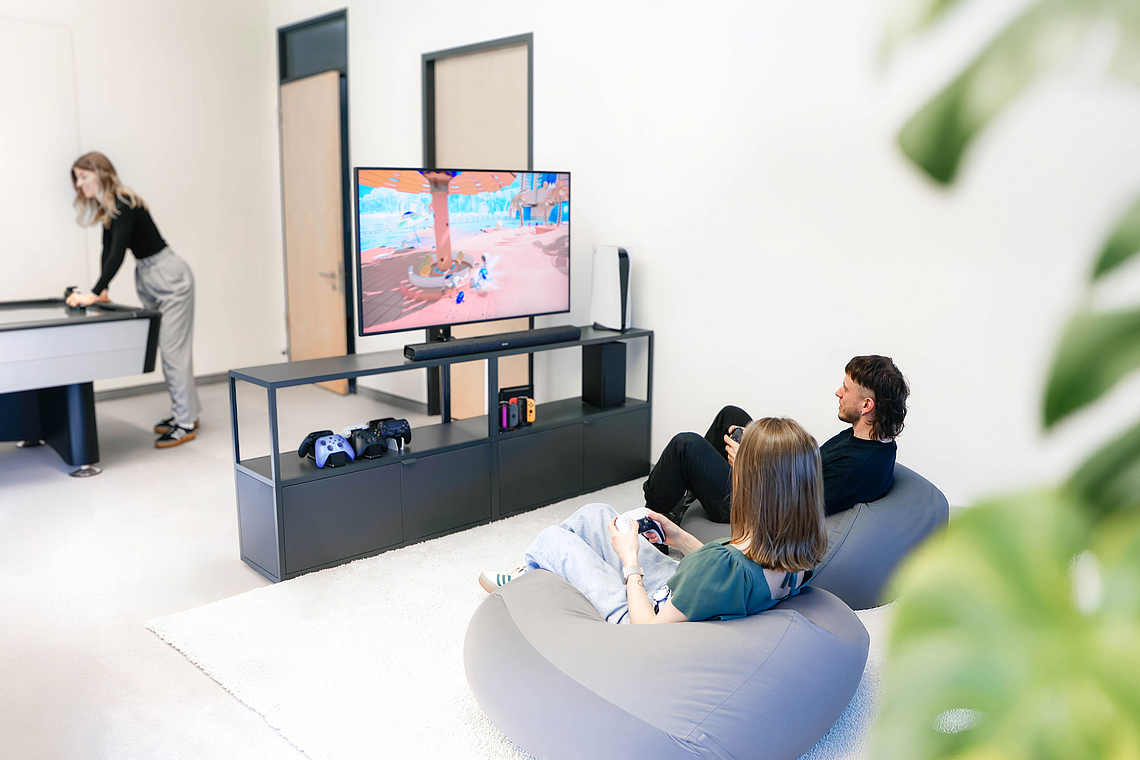 Kollegen spielen Playstation