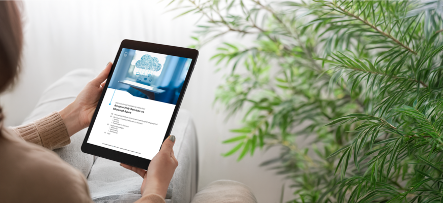 Tablet mit Whitepaper zu AWS vs. Azure und Cloud-Visualisierung.