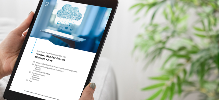 Tablet mit Whitepaper zu AWS vs. Azure und Cloud-Visualisierung.