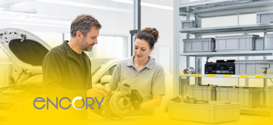 Zwei Personen prüfen ein Bauteil für eine Encory-Plattformlösung im Automotive-Bereich. – KI-generiertes Bild