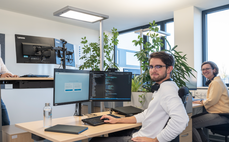 doubleSlash Kolleg:innen am Arbeitsplatz