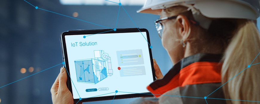 Keyvisual IoT: Frau schaut auf ein Tablet mit vernetzten Maschinen