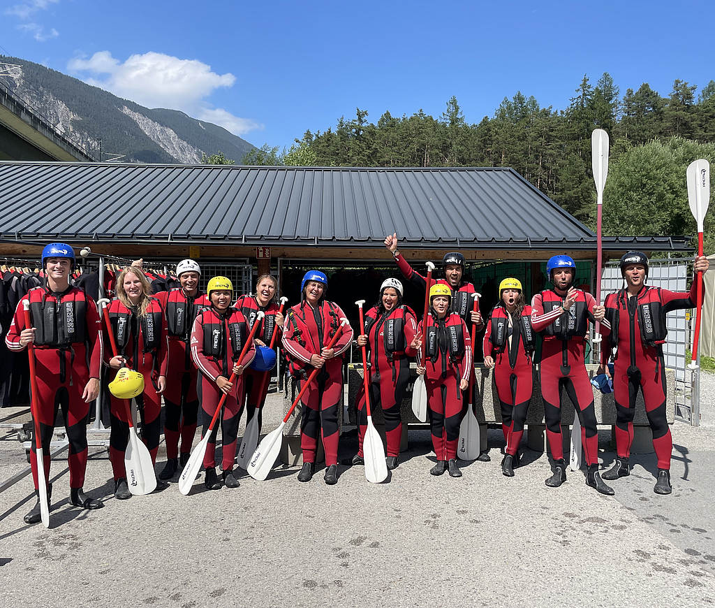 Bildaufnahme eines Teamevents beim Canyoning in der Natur