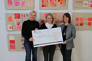 Nina Frei von doubleSlash (Mitte) überreicht Spende i.H.v. 2.000 € an stolze Mitarbeiterinnen der TABALUGA Kinderstiftung Cathrin Diez (links) und Dagmar Korntner (rechts).