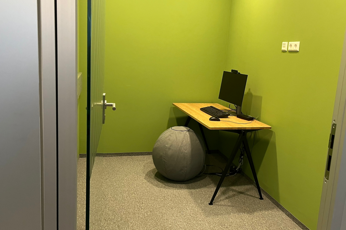 Aufnahme von Einzelbüro mit Schreibtisch und Sitzplatz
