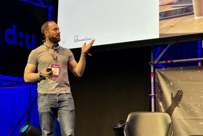 Marc Mai hält Präsentation auf der data:unplugged 