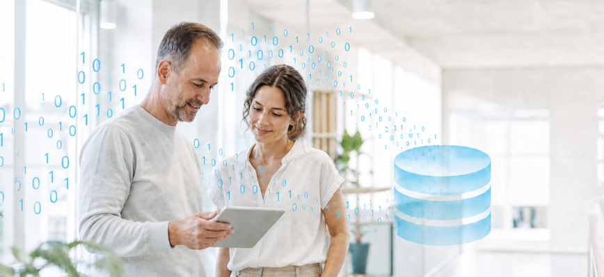 Zwei Personen betrachten Datenflüsse zu einem Data Lakehouse auf einem Tablet. – KI-generiertes Bild