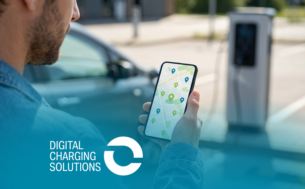 Person nutzt Smartphone mit Kartenansicht; im Hintergrund eine Ladesäule und ein Auto. „Digital Charging Solutions“-Logo unten links auf Farbverlauf. – KI-generiertes Bild