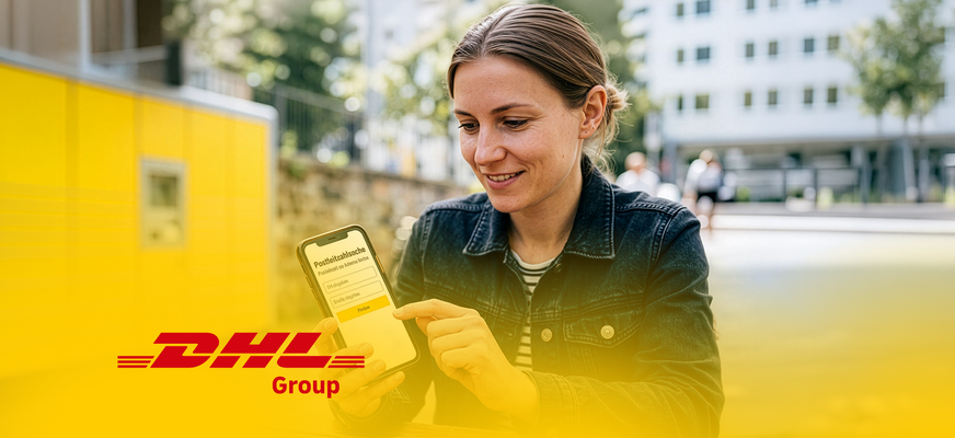 Frau nutzt Smartphone mit Postleitzahlsuche vor gelber DHL-Packstation. DHL-Logo unten. – KI-generiertes Bild