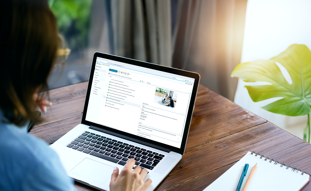 Person arbeitet an einem Laptop mit geöffneter Dateiverwaltung.