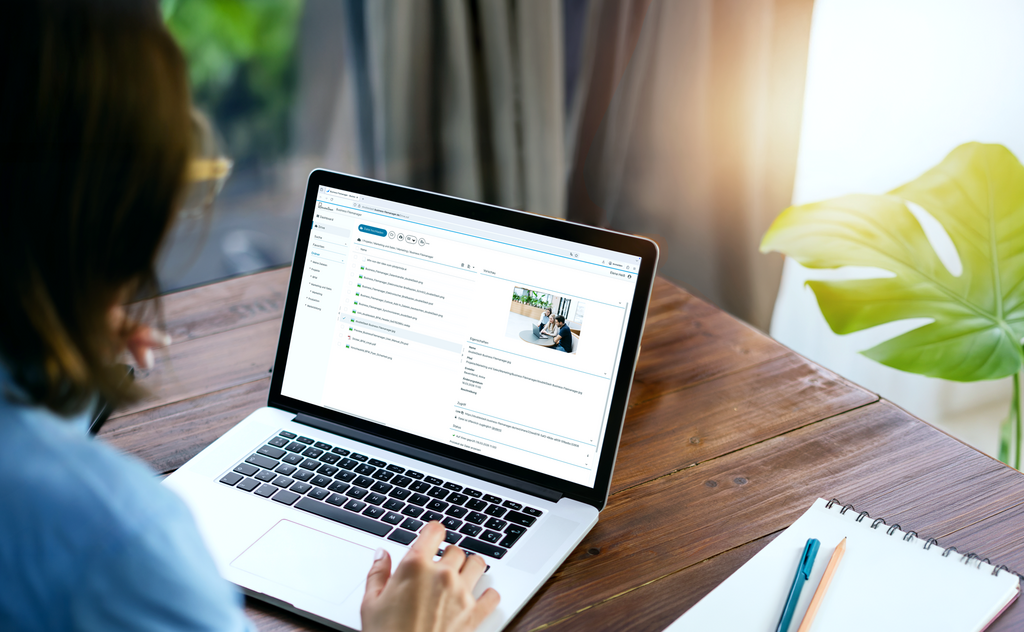 Person arbeitet an einem Laptop mit geöffneter Dateiverwaltung.