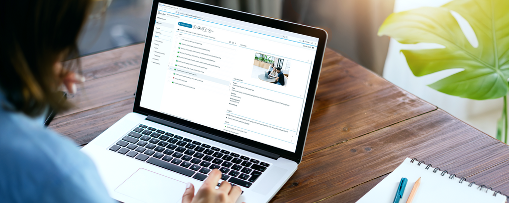 Person arbeitet an einem Laptop mit geöffneter Dateiverwaltung.