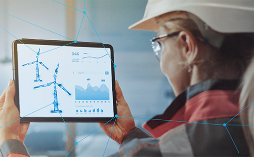 Ingenieurin hält Tablet mit Daten von Connected Things in der Hand