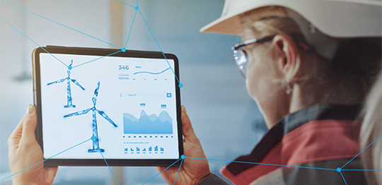 Ingenieurin hält Tablet mit Daten von Connected Things in der Hand