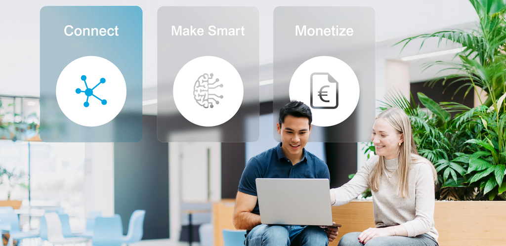 Zwei Mitarbeitende mit Laptop in heller Büroumgebung; darüber die vier Leistungsbereiche „Connect“, „Make Smart“ und „Monetize“ als visuelle Navigationskacheln dargestellt. Davon "Connect" hervorgehoben. – KI-generiertes Bild