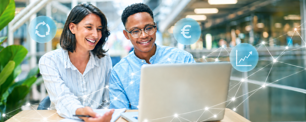 Zwei Mitarbeitende arbeiten gemeinsam am Laptop, umgeben von Symbolen für Kreislauf, Euro und Wachstum. – KI-generiertes Bild