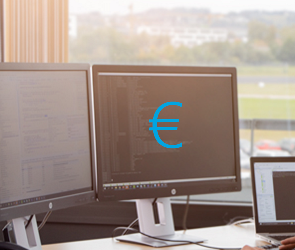 Aufnahme Arbeitsplatz mit Bildschirmen
