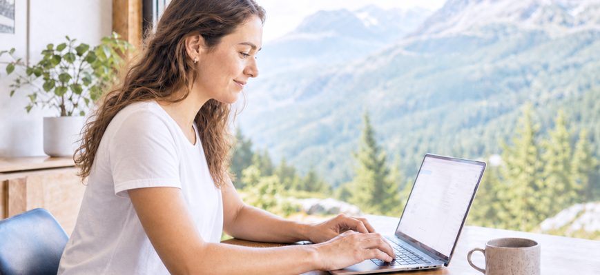Frau am Laptop in den Bergen – KI-generiertes Bild