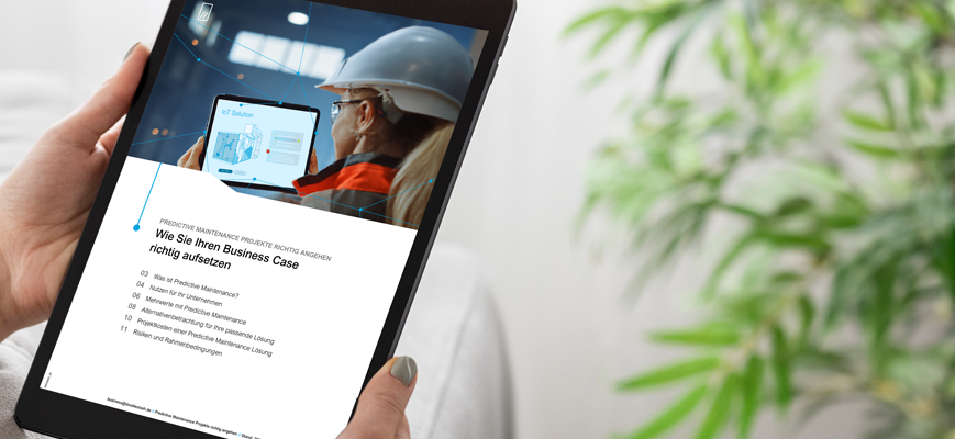 Person hält ein Tablet mit einer Seite zu Predictive Maintenance und IoT-Inhalten auf dem Bildschirm.