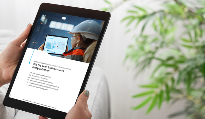 Person hält ein Tablet mit einer Seite zu Predictive Maintenance und IoT-Inhalten auf dem Bildschirm.