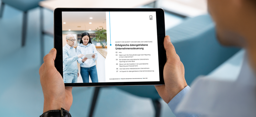 Person hält ein Tablet mit Inhalten zur datengetriebenen Unternehmenssteuerung und Reporting.
