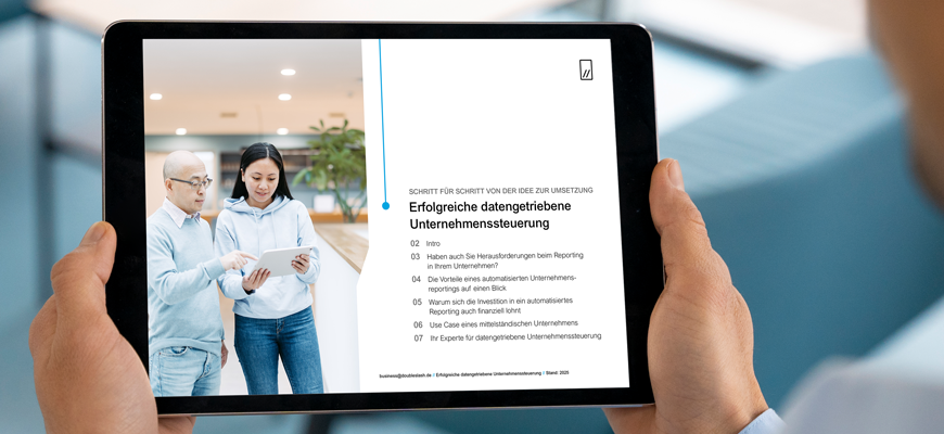 Person hält ein Tablet mit Inhalten zur datengetriebenen Unternehmenssteuerung und Reporting.