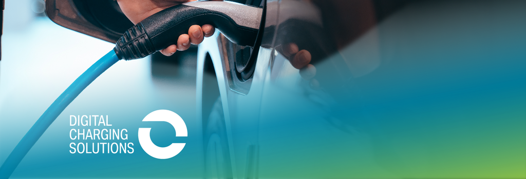 Eine Person steckt ein Ladekabel in ein Elektroauto; im Hintergrund sind unscharf weitere Fahrzeuge zu sehen. Unten links steht der Schriftzug „Digital Charging Solutions“ mit Logo vor einem blau-grünen Farbverlauf.