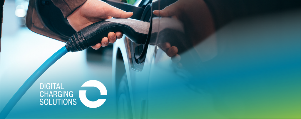 Eine Person steckt ein Ladekabel in ein Elektroauto; im Hintergrund sind unscharf weitere Fahrzeuge zu sehen. Unten links steht der Schriftzug „Digital Charging Solutions“ mit Logo vor einem blau-grünen Farbverlauf.