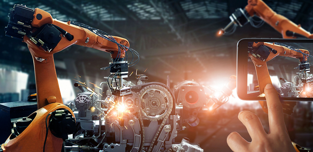 Smartphone und arbeitende Roboterarme