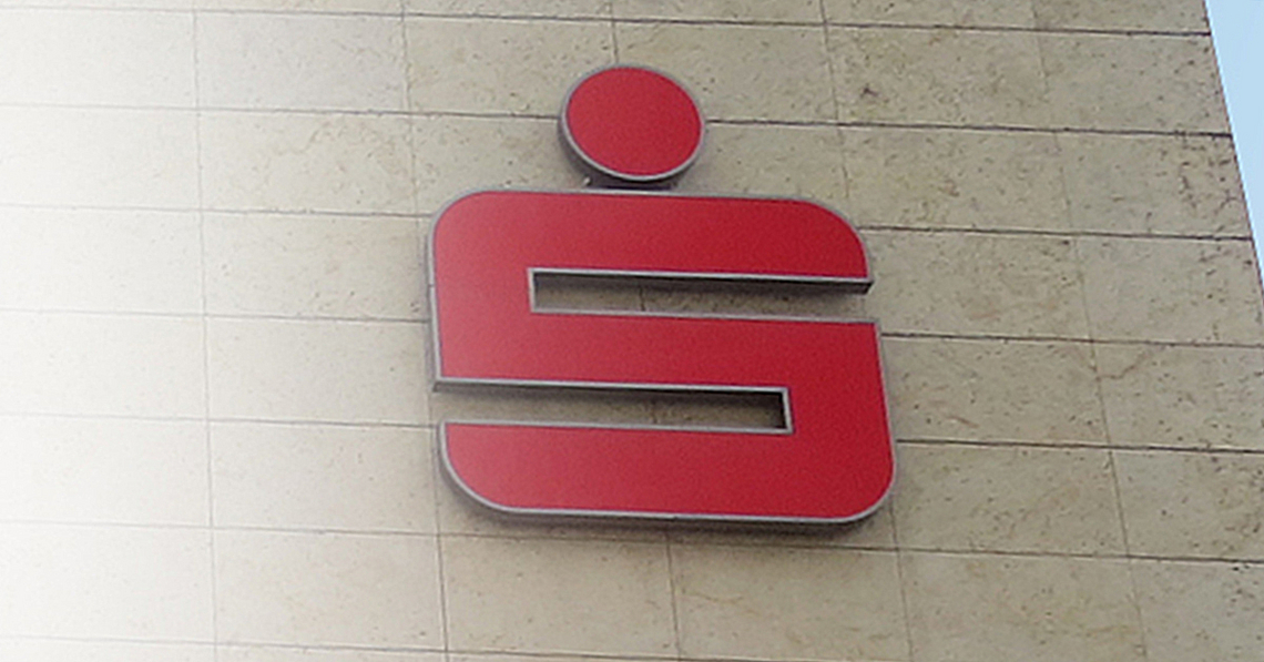 Logo Sparkasse an der Außenwand eines Gebäudes
