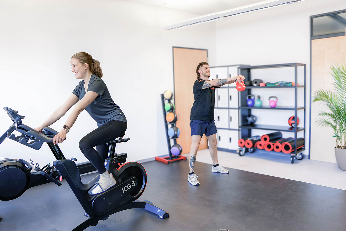 Zwei Kollegen im Fitnessraum