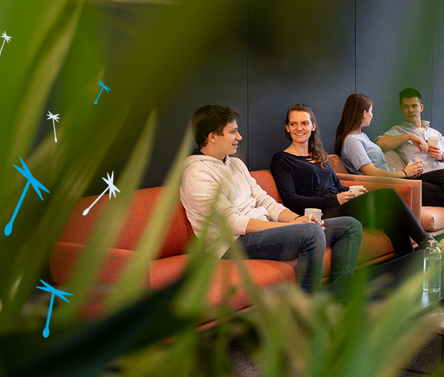 Pusteblumen in verschiedenen Blautönen fliegen durch das Bild