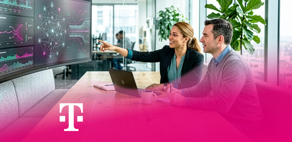 Zwei Personen analysieren Datenvisualisierung auf großem Display im Büro. Telekom-Logo unten.
