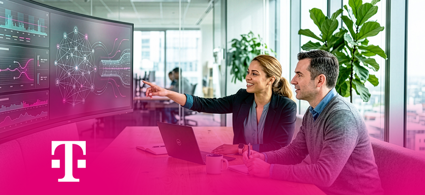 Zwei Personen analysieren Datenvisualisierung auf großem Display im Büro. Telekom-Logo unten. – KI-generiertes Bild