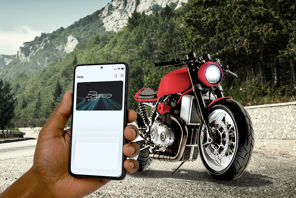 Smartphone mit digitalem Fahrzeugschlüssel, im Hintergrund ein Auto