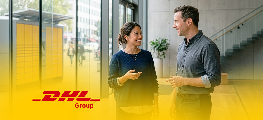 Zwei Personen im Gespräch vor DHL-Packstation in modernem Gebäude. DHL-Logo unten. – KI-generiertes Bild