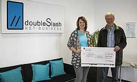 Harald Sewcz, Hauptorganisator des Fischbacher Halbmarathons freut sich über das Sponsoring über 1000 Euro von doubleSlash.