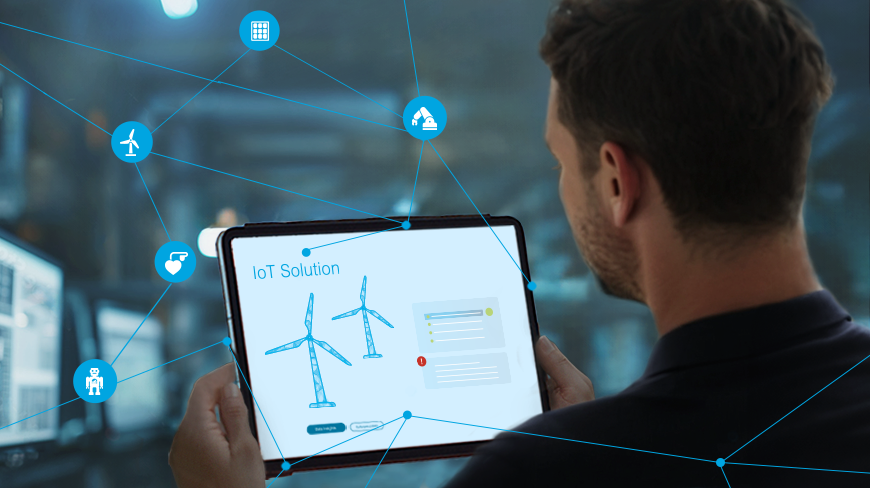 Keyvisual IoT: Mann schaut auf ein Tablet mit vernetzten Windrädern
