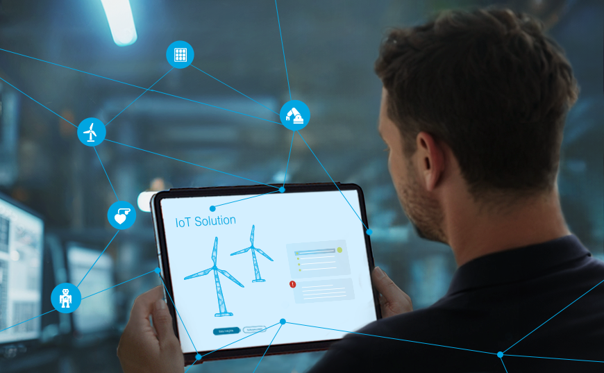 Keyvisual IoT: Mann schaut auf ein Tablet mit vernetzten Windrädern